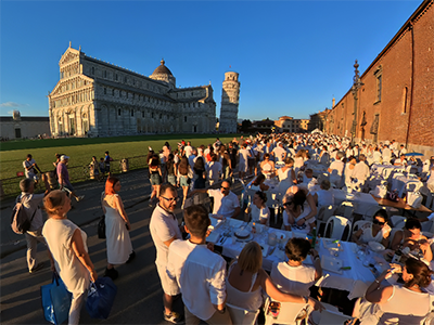 Pisa Cena in bianco Piazza dei Miracoli